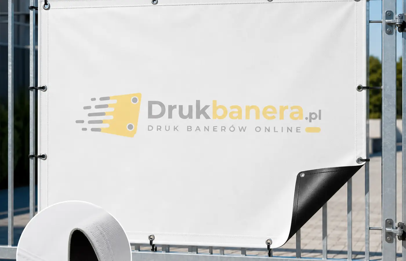 Baner z czarnym tyłem zawieszony na ogrodzeniu