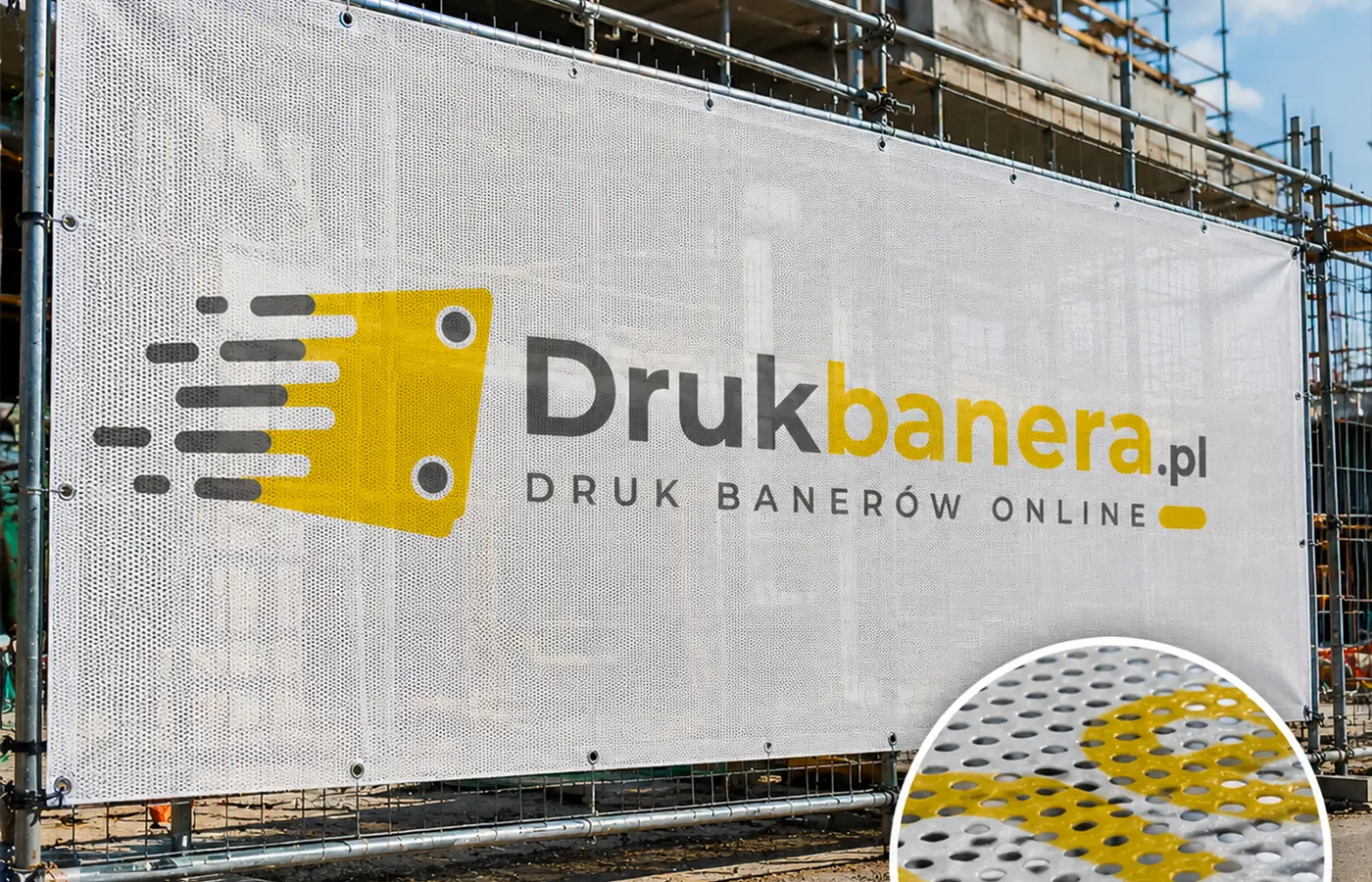 Siatka mesh zawieszona na rusztowaniu - perforowany materiał reklamowy