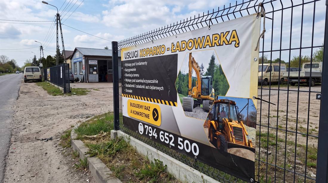 Siatka reklamowa na płot - usługi koparko-ładowarką